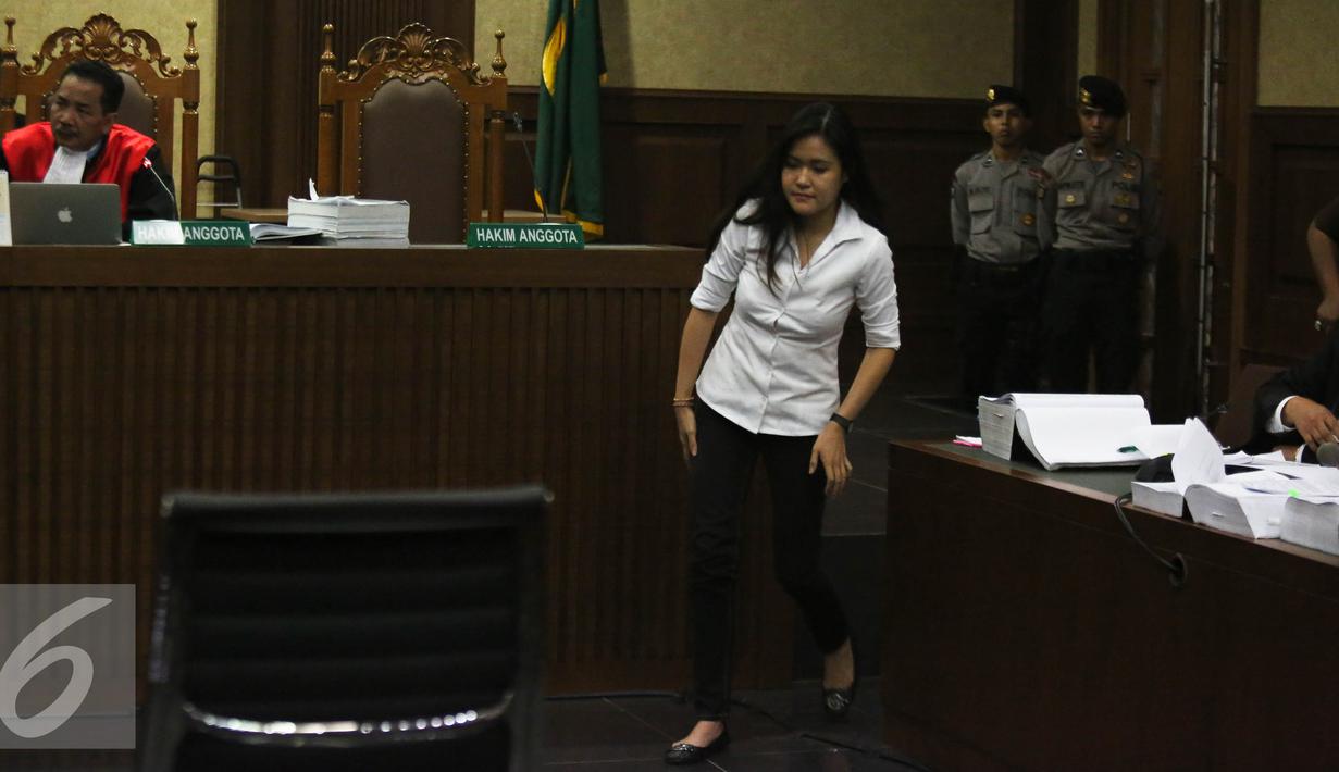 Jessica Kumala Wongso saat menjalani sidang lanjutan di PN Jakarta Pusat, Senin (29/8). Agenda sidang tersebut menghadirkan dua saksi, yakni dokter dari Rumah Sakit Abdi Waluyo yang menangani Mirna. (Liputan6.com/Faizal Fanani)