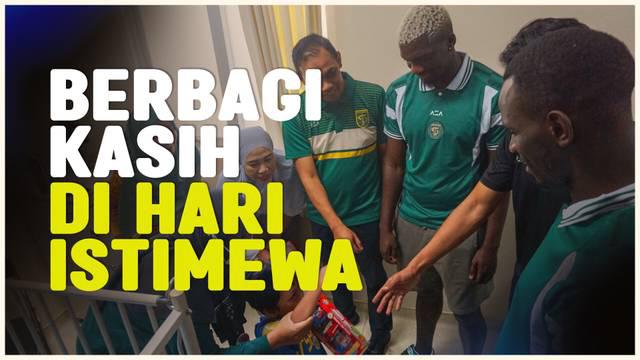 Berita video dalam rangkaian perayaan ulang tahun Persebaya Surabaya ke-97, manajemen dan pemain bagi-bagi hadiah di RSUD Bhakti Dharma Husada, Surabaya, Selasa (18/6/2024).