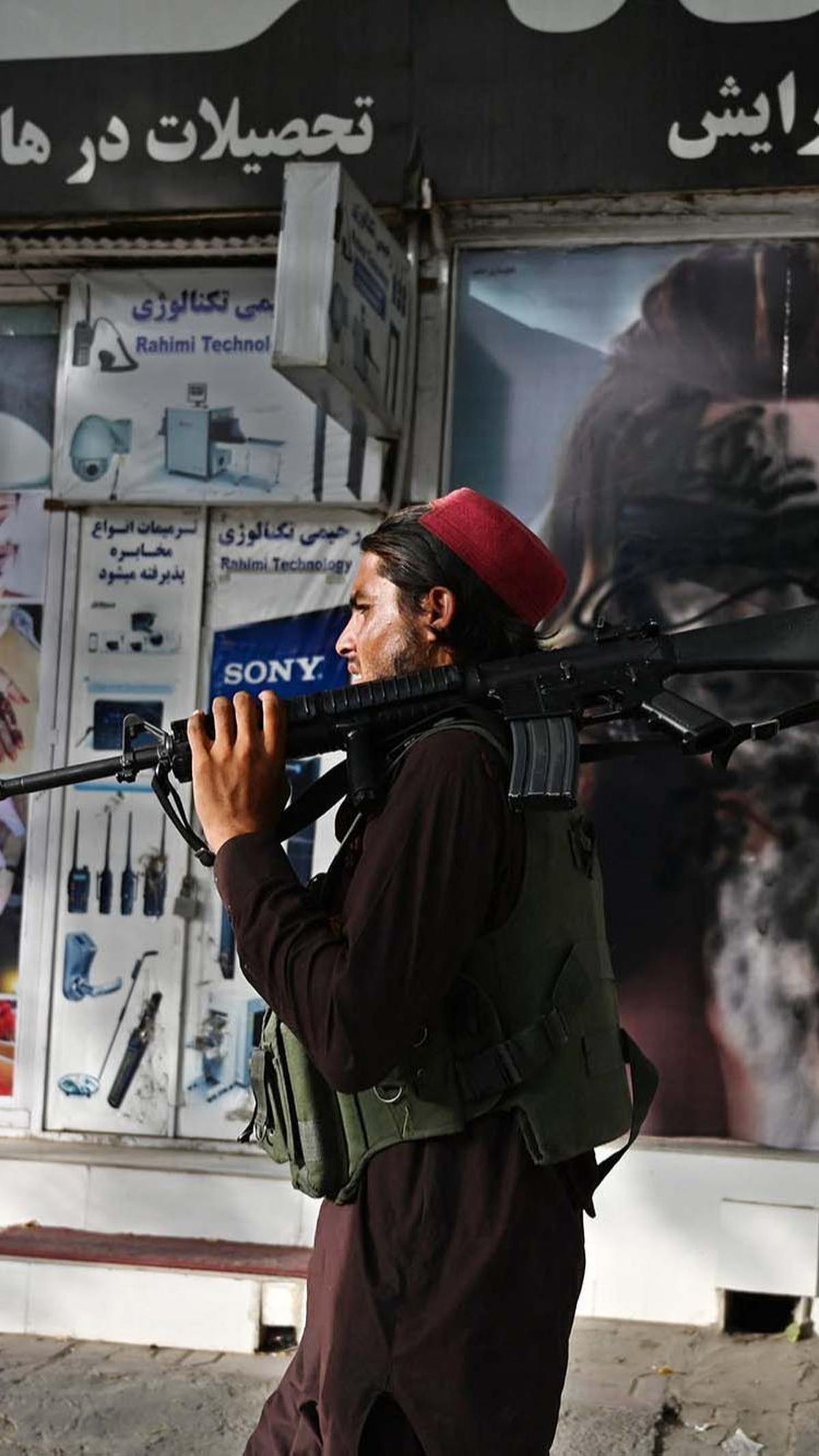 Namun, salon kecantikan di Afghanistan pun terancam sejak Taliban kembali meraih kekuasaannya.