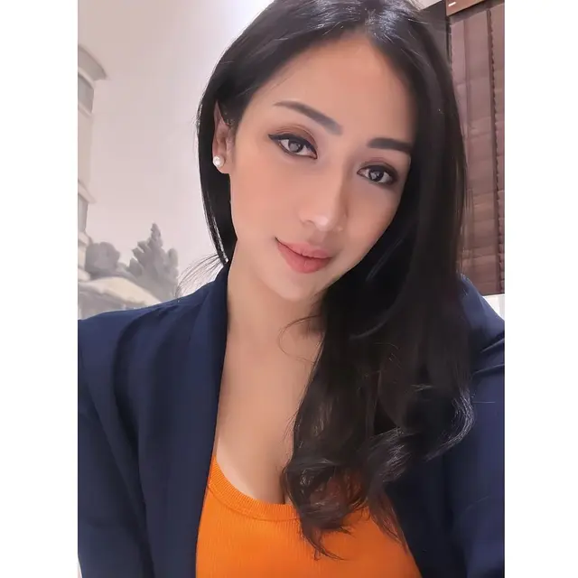 6 Potret Dewi Andarini Istri Angga Maliq & D'Essentials, Adik Ipar Rian D'Masiv
