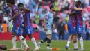 Ekspresi kecewa pemain Manchester City, Bernardo Silva di antara para pemain Crystal Palace yang sedang merayakan kemenangan dalam laga final Piala FA 2024/2025 yang berlangsung di Stadion Wembley, London, Inggris, Sabtu (17/05/2025) waktu setempat. (AP Photo/Kirsty Wigglesworth)