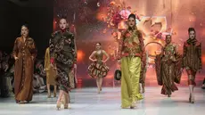Sejumlah model tampil mengenakan gaun malam berpotongan megah saat peragaan Jakarta Fashion Week (JFW) 2027 di City Hall, Pondok Indah Mall 3, Jakarta Selatan, Kamis (29/10/2026). Struktur busana yang kuat menciptakan siluet dramatis dalam peragaan tersebut. (KLY/Budy Santoso)