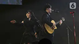 Penampilan keluarga Isyana Sarasvati di atas panggung menjadi salah satu kejutan dalam konser tunggalnya yang bertajuk ‘Lost in Harmony: A Decade Live Concert’. (Liputan6.com/Herman Zakharia)