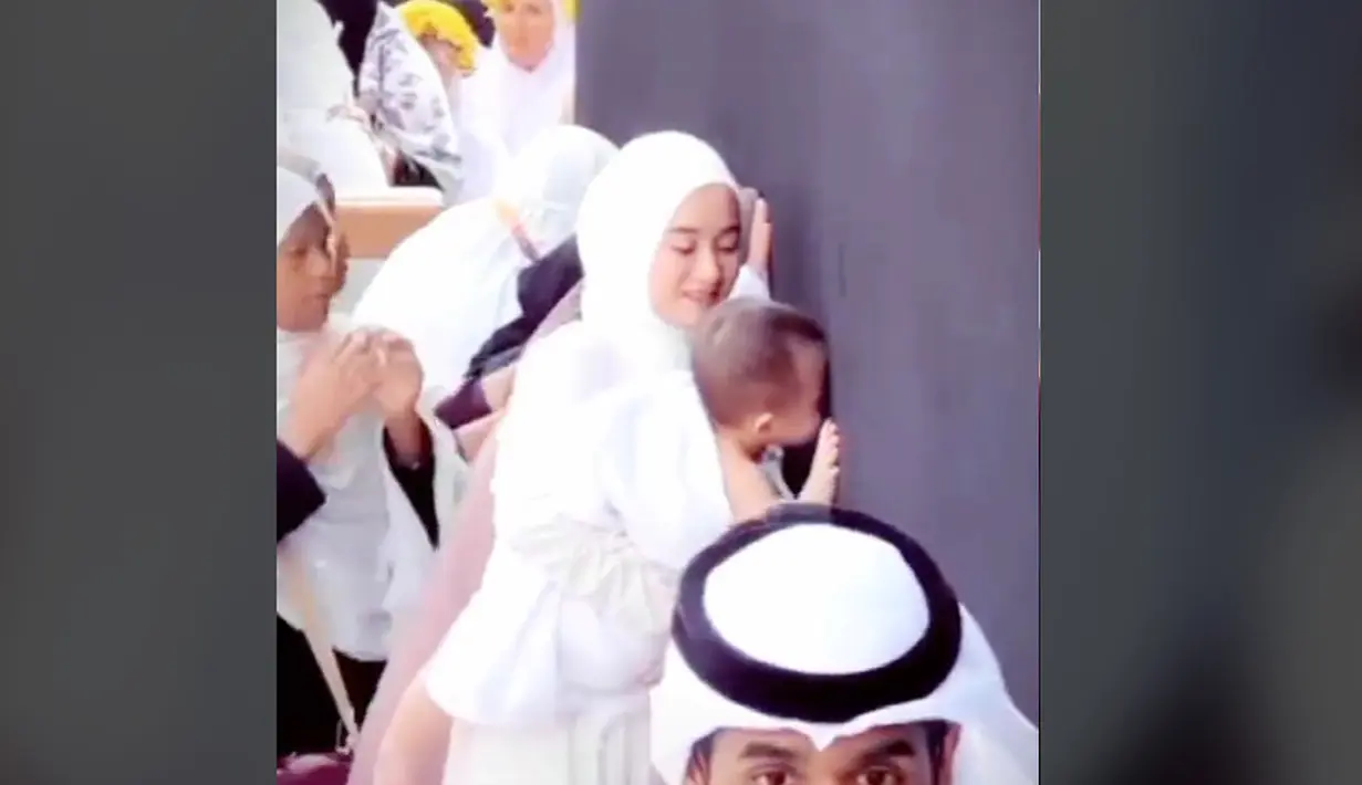 Momen ketika Shaka mencium Kakbah, Dinda Hauw tampak tersenyum melihat anaknya. (Foto: TikTok/ anotherdh)