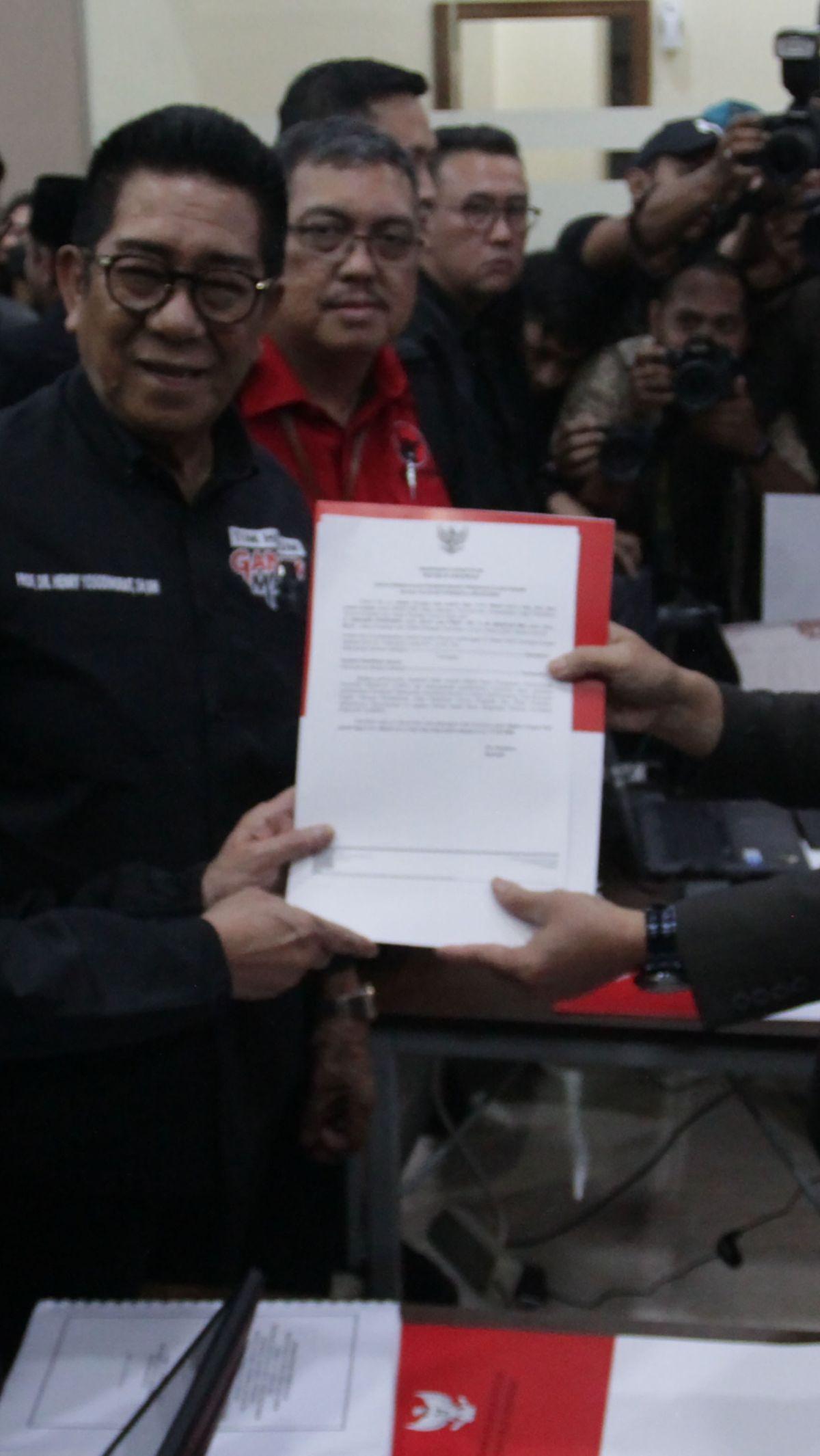 “Kita juga memohon pemungutan suara ulang di seluruh TPS Indonesia, bukan hanya beberapa TPS, juga meminta membatalkan keputusan KPU beberapa waktu lalu,” kata dia.&nbsp;Merdeka.com/Imam Buhori<br>