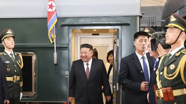 Pemimpin Korea Utara Kim Jong Un tiba di Beijing, ibu kota China, pada Selasa (2/9/2025) dengan didampingi putrinya Kim Ju Ae (tepat di belakang Kim) untuk menghadiri peringatan 80 tahun kemenangan dalam Perang Rakyat China melawan agresi Jepang.