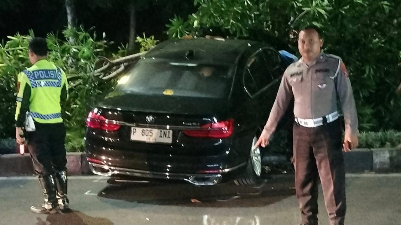 Ikuti Google Maps, Mobil BMW Terjun Bebas dari Ujung Tol