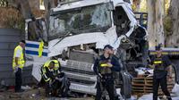 Sebuah truk menabrak kerumunan orang di dekat markas intel Israel Mossad, Minggu (27/10). (AP/Oded Balilty)