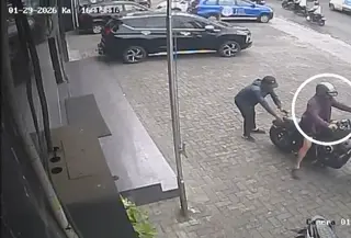 Tangkapan layar CCTV detik-detik palaku pencurian membawa kabur Harley Davidson yang terparkit di area toko Bandar Lampung. (Liputan6.com/ Ardi Munthe)