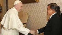 Wakil Presiden RI ke-10 dan 12 Jusuf Kalla bertemu Paus Fransiskus di Private Library Paus, Vatikan, Jumat (23/10/2020). (Tim Komunikasi Jusuf Kalla/JK)
