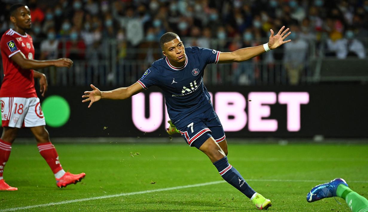 Kylian Mbappe merupakan pemain yang tercatat memiliki nilai banderol paling tinggi di dunia, yaitu 160 juta euro. Pemain yang masih berumur 22 tahun tersebut bisa saja pergi dari PSG dengan status bebas transfer jika kontraknya tahun depan tidak diperpanjang. (Foto: AFP/Loic Venance)