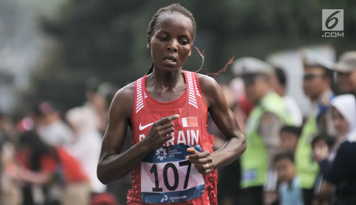 Pelari Bahrain Chelimo Rosa saat mengikuti lari maraton putri nomor 42 kilometer Asian Games 2018, Jakarta, Minggu (26/8). Chelimo Rosa berhasil merebut medali emas dengan catatan waktu 2 jam 34 menit 51 detik. (Merdeka.com/Iqbal S. Nugroho)