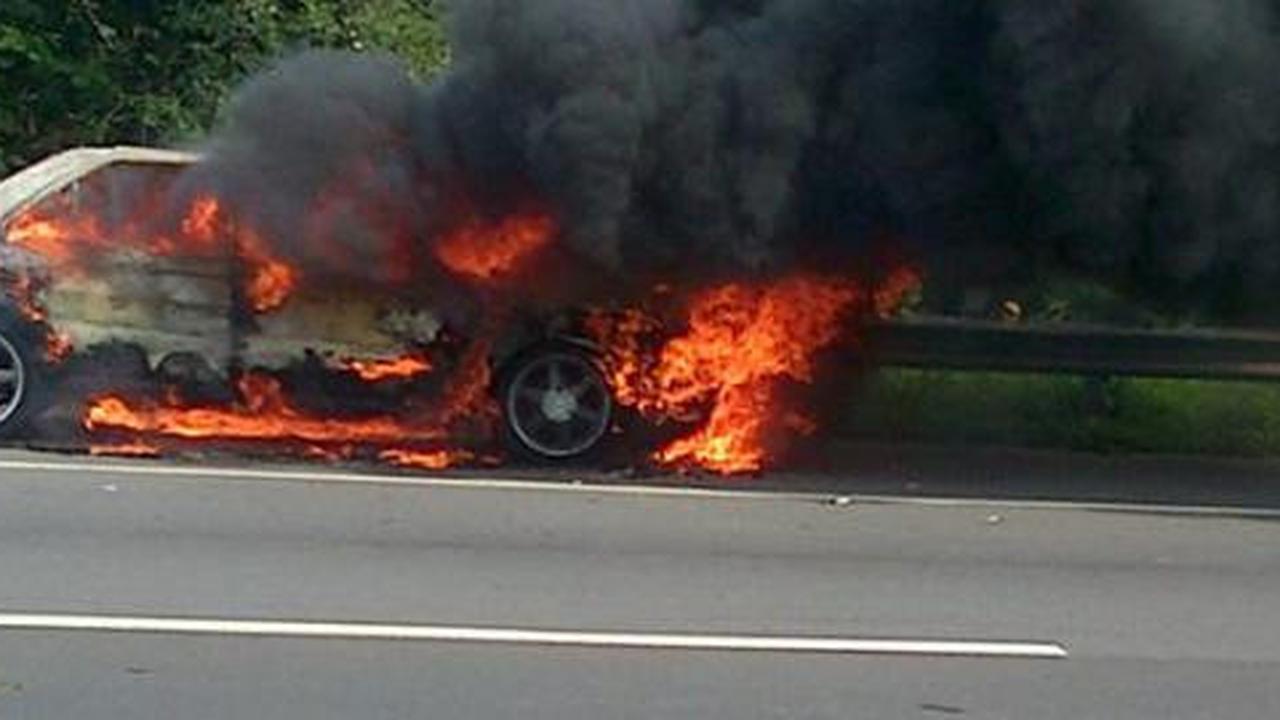 Mobil Avanza terbakar di Tol Cikampek, lalu lintas macet