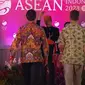 PM Kanada Justin Trudeau dan anaknya, Xavier, bertemu dengan Presiden Jokowi dan Iriana dalam gala dinner KTT ASEAN. (Tangkapan layar Youtube Sekretariat Presiden)