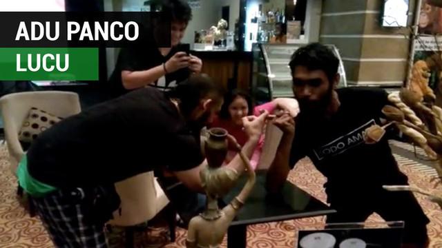 Berita video momen lucu ketika pemain Arema FC, Ferry Aman Saragih, adu panco dengan bodyguard striker Cristian Gonzales di Samarinda.