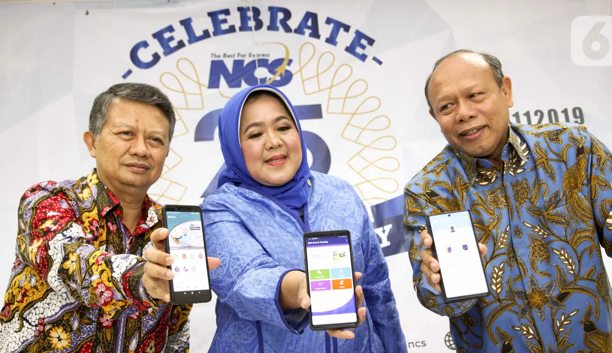 Dirut PT Nusantara Card Semesta (NCS) Reni S. Siregar (tengah) Direktur IT dan Human Capital Nanang Rohyat dan Direktur Operasional Mahatma Indra menunjukkan aplikasi NCS di Jakarta (6/12/2019). Aplikasi tersebut pelanggan bisa mendapatkan kebutuhan untuk mengirim paket atau dokumen. (Liputan6.com)