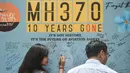 Seorang wanita menulis pesan dalam peringatan 10 tahun menghilangnya pesawat Malaysia Airlines dalam perjalanan dari Kuala Lumpur menuju Beijing, di Subang Jaya, pada tanggal 3 Maret 2024. (Arif Kartono/AFP)