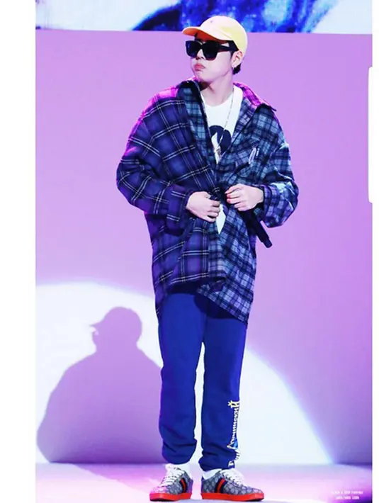 Dukungan netizen untuk Seolhyun nampaknya membuahkan hasil, pasalnya ia tak terlihat sedih paska hubungannya dengan Zico berakhir. (Instagram/w_zico)
