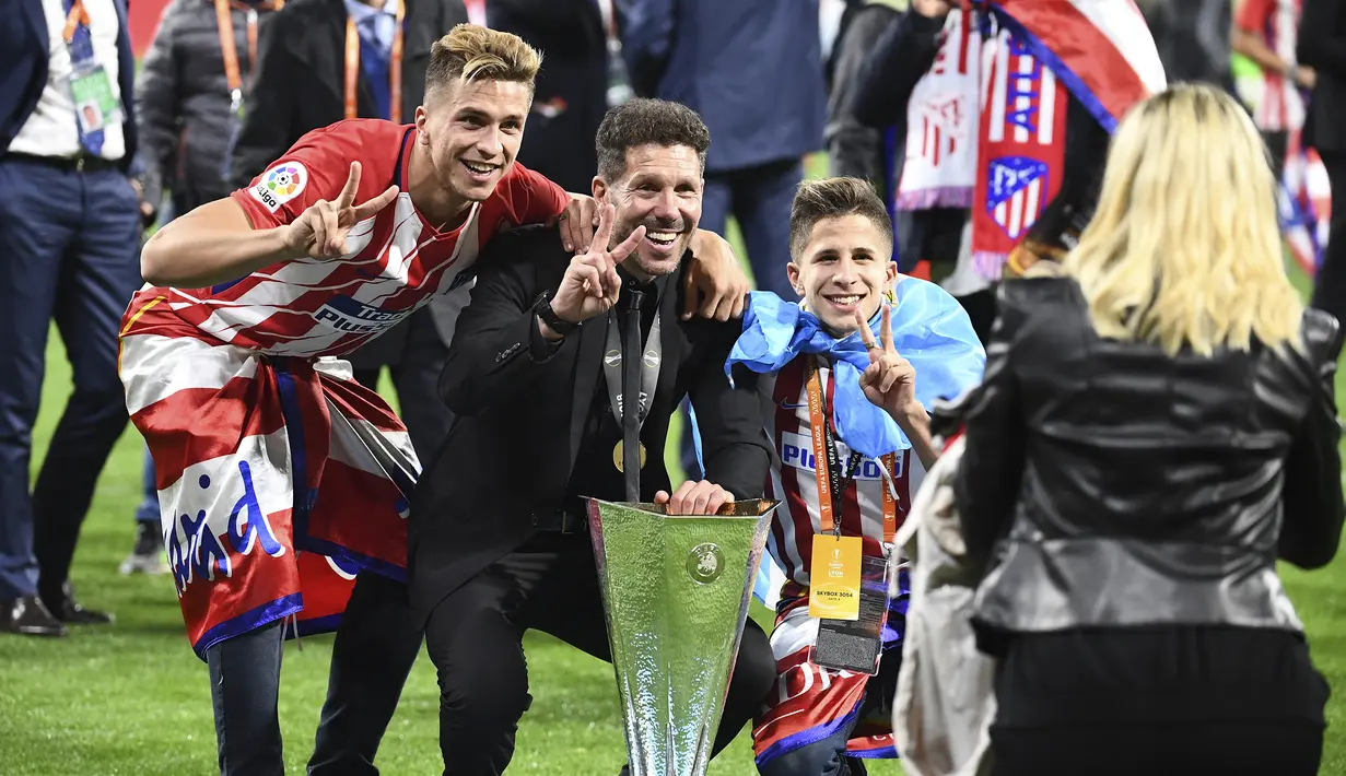 Diego Simeone. Pelatih berusia 51 tahun yang kini menangani Atletico Madrid ini belum pernah sekalipun mengalami pemecatan saat mengarsiteki Racing Club, Estudiantes La Plata, River Plate, San Lorenzo dan Catania. Hingga kini ia total telah mengoleksi 11 trofi juara sejak 2006. (AFP/Franck Fife)