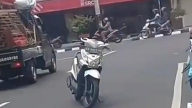 Parkir Motor di Tengah Jalan, Aksi Emak-Emak Bikin Netizen Geregetan