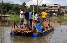 Warga Depok Buat Getek Demi Seberangi Banjir Abadi di Jalan Sawangan-Cipayung