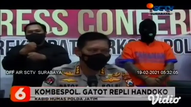 Setelah malang melintang menjadi budak narkoba, dua orang sindikat narkoba berinisial IS dan ES asal Surabaya ditangkap Ditresnarkoba Polda Jatim. Dari tangan tersangka, polisi menyita barang bukti narkoba jenis sabu-sabu seberat 6 kilogram.