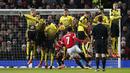 Gelandang Manchester United, Memphis Depay, mengambil tendangan bebas saat melawan Watford. Kini poin MU dengan City yang ada di posisi keempat sama, namun City masih menyisakan satu pertandingan. (Reuters/Andrew Yates)