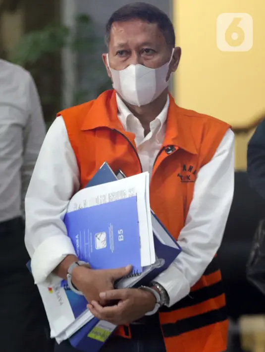 Mantan Dirut PT Pelindo II (Persero) Richard Joost Lino usai menjalani pemeriksaan di Gedung KPK, Jakarta, Senin (26/4/2021). RJ Lino diperiksa sebagai tersangka dugaan korupsi pengadaan tiga unit Quay Container Crane (QCC) di PT Pelindo II tahun 2010. (Liputan6.com/Helmi Fithriansyah)