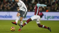 Penyerang Manchester United, Zlatan Ibrahimovic (kiri) melakukan umpan yang berusaha diadang gelandang West Ham United, Pedro Obiang, pada laga di London Stadium (2/1/2017).  (AFP/Adrian Dennis)