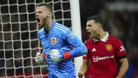 idak mengherankan jika Timnas Spanyol selalu jadi unggulan dalam beberapa turnamen besar antar-negara. Dengan skuad yang selalu mentereng, mereka kembali jadi unggulan di ajang Piala Dunia 2022 Qatar. Seperti di posisi penjaga gawang, mereka mempunyai 5 kiper dengan kualitas merata yang membuat Luis Enrique harus memutar otak lebih keras dalam menentukan tiga kiper yang akan dibawanya ke Qatar nanti. Berikut kelima kiper tersebut. (AP/Jon Super)