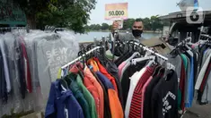 Ridwan (40) menata baju seken (baju bekas) impor di Pamulang, Tangerang Selatan, Banten, Senin (29/9/2020). Sebelumnya Ridwan merupakan pengusaha alat sewa pesta, karena kondisi pandemi Covid-19 sepi hajatan iya beralih menjual baju bekas demi memenuhi kebutuhan sehari-hari. (merdeka.com/Dwi Narwoko