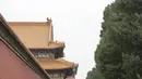 Sementara itu, pada potret lain bersama Indra Priawan di area bangunan berarsitektur tradisional China, Nikita memilih tampilan yang lebih minimalis dalam balutan fitted white top dengan detail kancing dan celana hitam straight cut. Siluet sederhana tersebut justru membuat gayanya terlihat refined dan timeless. Dipadukan dengan hijab putih dan pointed shoes hitam, look ini terasa clean sekaligus modern. [Dok/@nikitawillyofficial94].