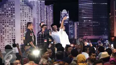 Ketiga pasang Cagub DKI Jakarta Agus Harimurti Yudhoyono-Sylviana, Basuki T Purnama-Djarot Saiful Hidayat, dan Anies Baswedan-Sandiaga Uno berselfie bersama usai debat perdana Cagub DKI-Jakarta, Jumat (13/1). (Liputan6.com/Faizal Fanani)