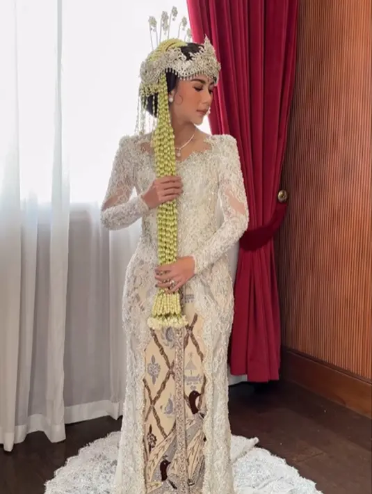 Di hari pernikahannya, Adinda Thomas menjadi pengantin Sunda yang memesona. Kebaya putih panjang menjadi pilihannya di hari spesialnya. [Foto: Instagram/ayungberinda]