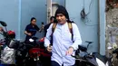 Egi John usai menghadiri acara di kawasan Kapten Tendean, Jakarta, Kamis (15/9). Egi John berusaha menghindari wartawan yang hendak mewawancarainya. (Liputan6.com/Herman Zakharia)