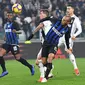 Striker Juventus, Mario Mandzukic, memperebutkan bola dengan bek tengah Inter Milan, Joao Miranda, dalam laga lanjutan Serie A di Allianz Stadium, Sabtu (8/12/2018) dini hari WIB. (Alessandro Di Marco/ANSA via AP)