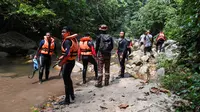 Penyelam ikut serta dalam operasi pencarian gadis disabilitas asal Irlandia Nora Anne Quoirin yang hilang dari sebuah resor hutan hujan di Seremban, Malaysia, Rabu (7/8/2019). Gadis remaja berusia 15 tahun itu dilaporkan hilang sejak 4 Agustus 2019. (Mohd Rasfan/AFP)