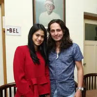 Tak hanya Hana, tapi juga dialami oleh pemeran ganteng yang terlihat gahar. Ia langsung tercekat, tak bisa berkata apa-apa sambil menangis di depan kamera. Dylan menutup mukanya, menunduk, sesenggukan. (Bambang E Ros/Bintang.com)