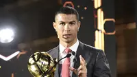 Cristiano Ronaldo saat meraih penghargaan Globe Soccer Player of The Century Award (AFP)