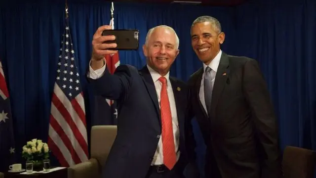 PM Australia Malcolm Turnbull selfie bareng Presiden AS Barack Obama di KTT APEC di Peru. (PMO/BBC)