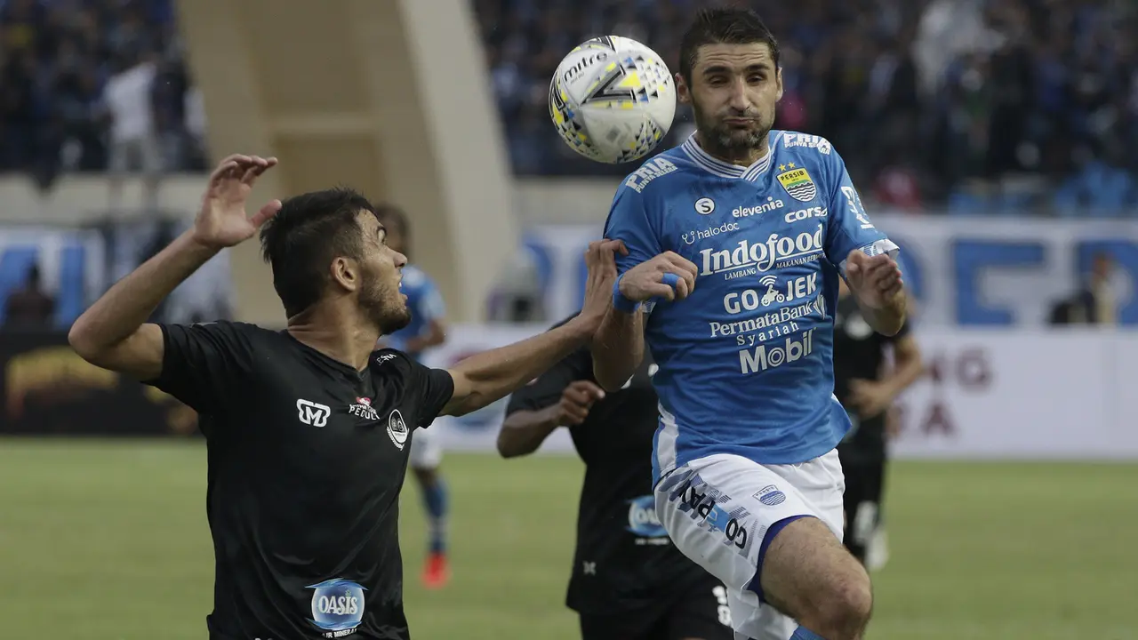 Gelandang Persib Bandung, Srdan Lopicic, berusaha mengontrol bola saat melawan TIRA Persikabo pada laga Piala Presiden 2019. (Bola.com/Yoppy Renato)