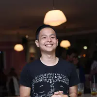 Menanti waktu tayangnya, Ernest sangat merasa tegang. Bahkan ia merasa mual-mual seperti halnya seorang ibu hamil yang akan melahirkan anaknya. (Nurwahyunan/Bintang.com)