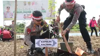 Kapolda Kaltara Irjen Pol Daniel Adityajaya saay menanam pohon di Hutan Kota Kabupaten Bulungan, Rabu (23/8/2023).