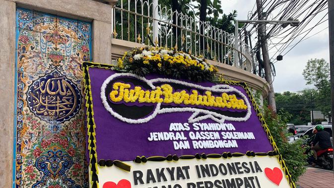 Karangan bunga duka cita terlihat di kantor Kedutaan Besar Iran untuk Indonesia atas kematian Jenderal Militer Qasem Soleimani. (Liputan6.com/Benedikta Miranti T.V)