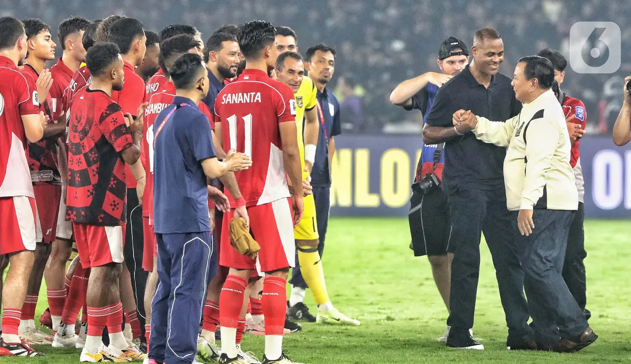 Presiden Prabowo Subianto juga sempat berbincang dengan pelatih Timnas Indonesia, Patrick Kluivert. (Liputan6.com/Angga Yuniar)