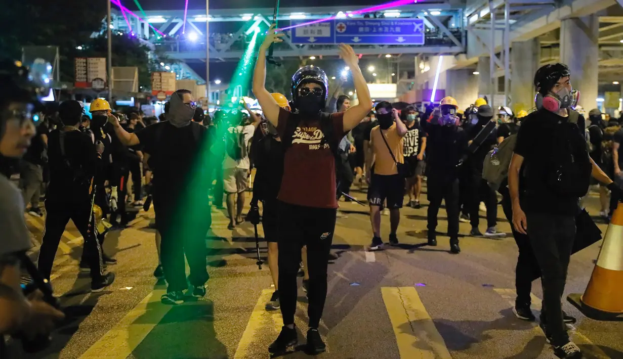 Demonstran menggunakan laser pointer saat berunjuk rasa di Stasiun MTR Yuen Long, Hong Kong, Rabu (21/8/2019). Unjuk rasa berkelanjutan ini menyoroti tergerusnya kebebasan di Hong Kong setelah diserahkan Inggris ke Cina pada 1997. (AP Photo/Kin Cheung)