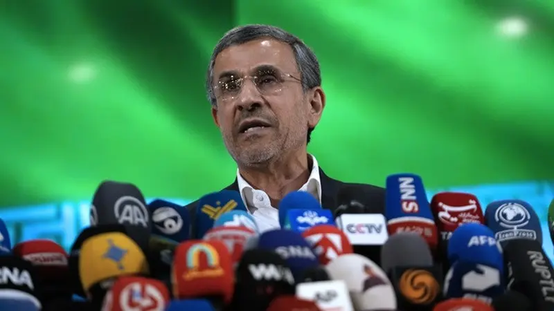 Mantan Presiden Iran Mahmoud Ahmadinejad berbicara kepada media pada hari pendaftarannya ikut serta dalam Pilpres Iran 2024.
