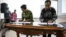 Menteri Kelautan dan Perikanan Susi Pudjiastuti dan Menhub Budi Karya Sumadi menandatangani Mou dalam upaya pemberantasan pencurian ikan melalui Program Penguatan Armada Kapal Perikanan Nasional di Jakarta, Senin (28/11). (Liputan6.com/Faizal Fanani)