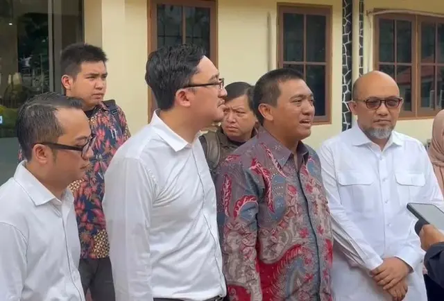 <p>Eks penyidik KPK Yudi Purnomo (kedua dari kanan) dan Novel Baswedan (kanan) (Istimewa)</p>