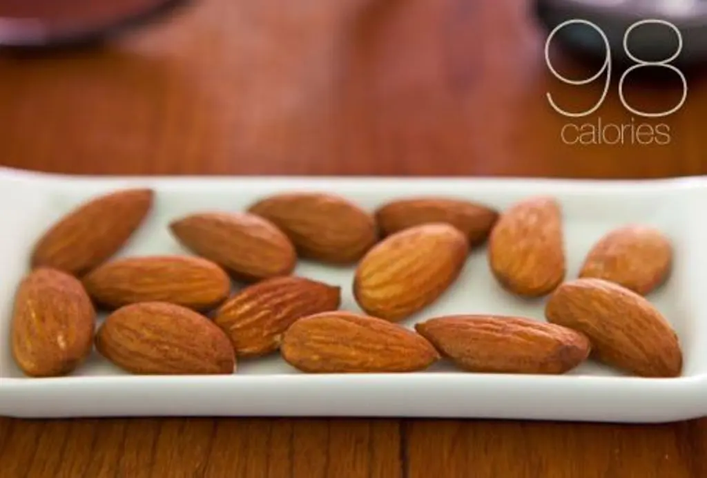 14 buah kacang almon. (Via: webmd.com)